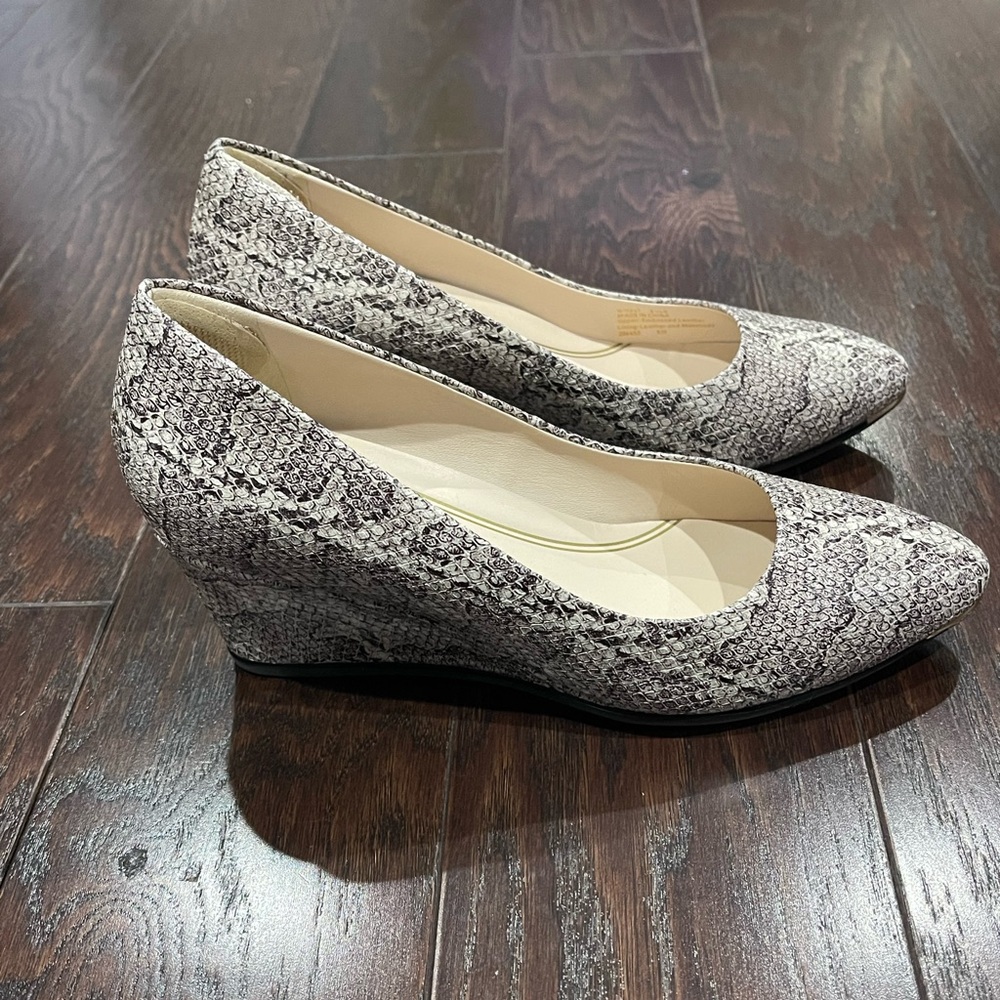 Cole Haan Women Size 8.5  B  Gray Snake Grand Ambition 3" Wedge  Leather Pump